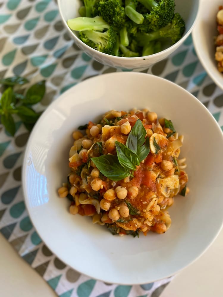 Fresh basil, tomatoes and chickpeas pasta